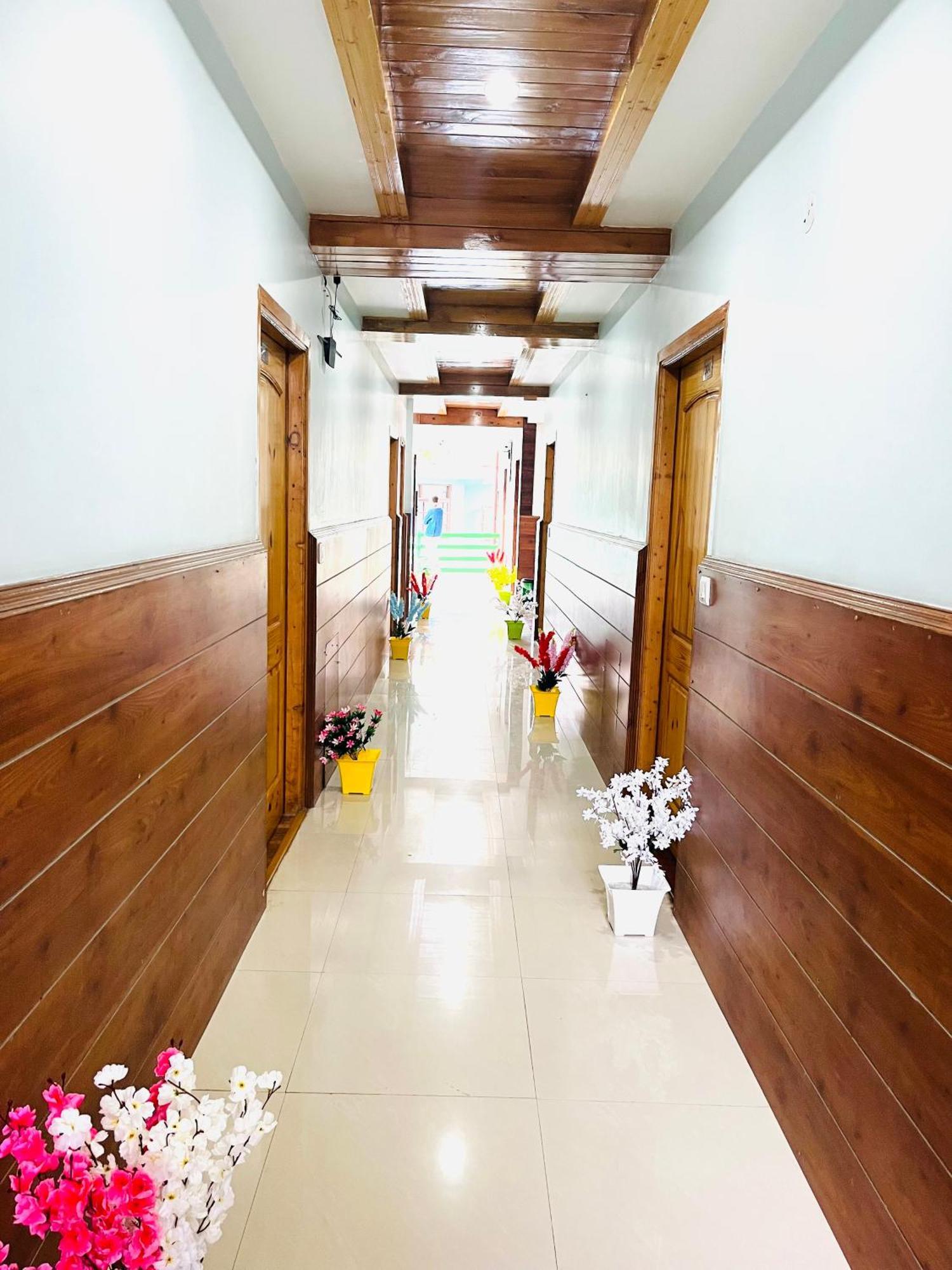 Tata Vista Resort Mall Road Manali - Centrally Heated & Air Cooled 외부 사진